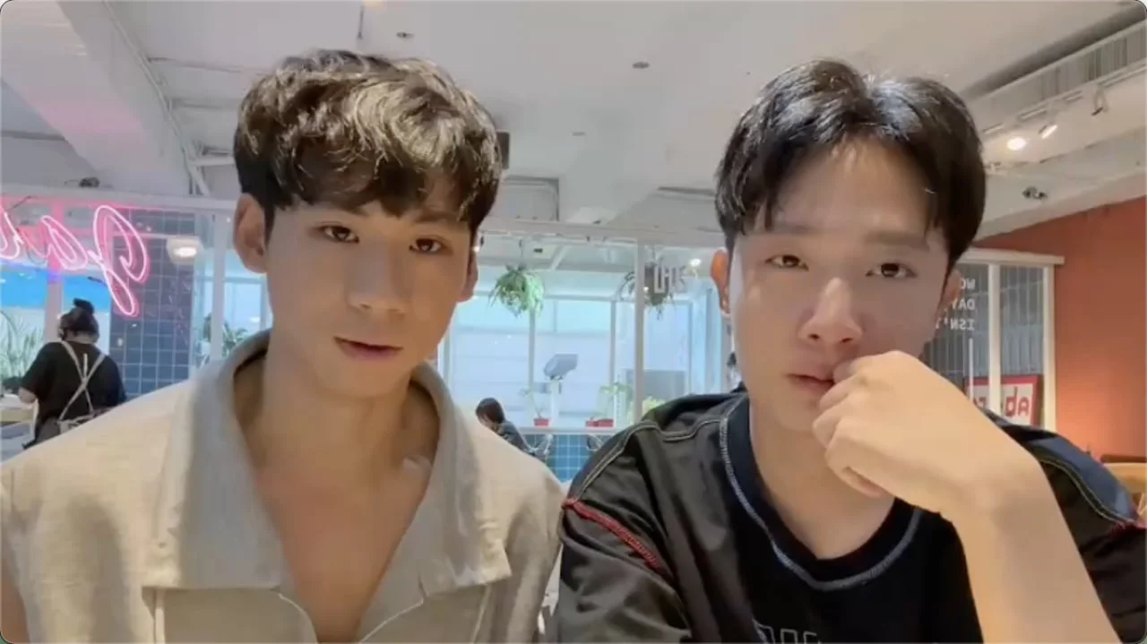 吃瓜流出 gay圈热搜 两个颜值很高的帅哥记录Vlog从吃饭到开房做爱视频遭泄密！还有男上位这样的说法也是开了眼界！